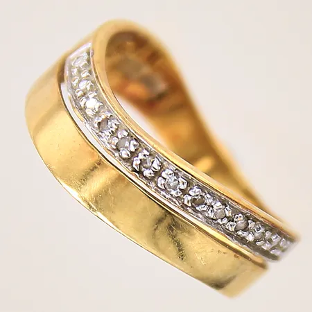 Ring med diamanter 7 x ca 0,005ct, stl: 17, bredd: 3,4-6,2mm, GHA, 18K  Vikt: 4 g