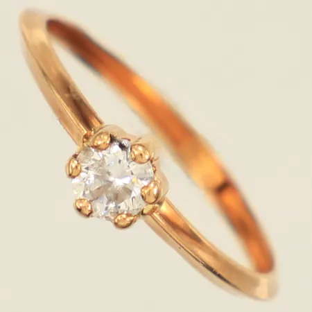 Ring med vit sten, stl 16¾, bredd 1,4-4,8mm, 18K  Vikt: 0,5 g
