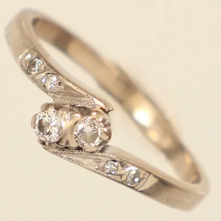 Ring med diamanter 2x ca 0,04ct, 4x ca 0,01ct, stl 18, bredd 1,8-5,5mm, vitguld, 18K  Vikt: 3,4 g