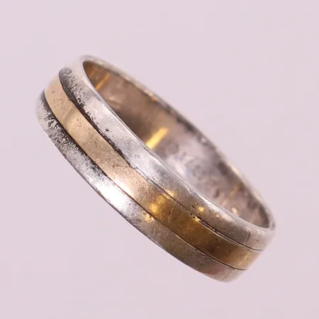 Ring, stl 20½, ca bredd 5,5mm, med gulddekor 18K, gravyr. 925/1000 silver Vikt: 4,5 g