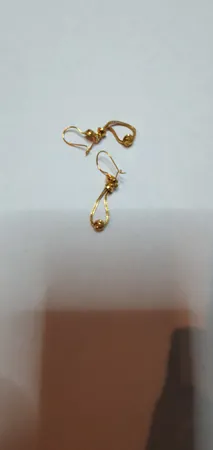 Ett par örhängen, längd 4cm, bredd 5,4mm, 21K Vikt: 2,2 g