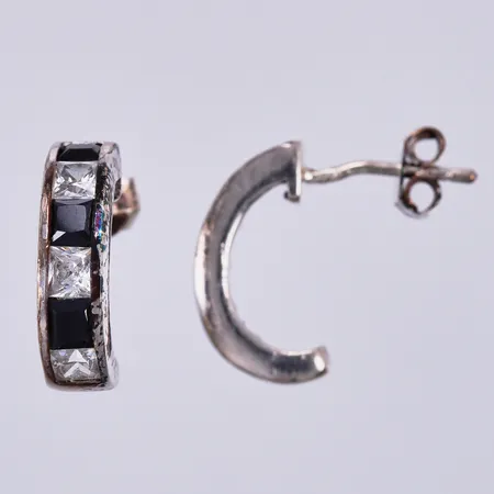 Ett par örhängen med stenar, Ø 12mm, bredd ca 4mm, sneda stift, silver Vikt: 2,7 g
