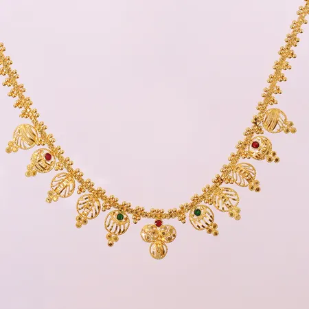 Collier med integrerade berlocker, längd 41cm, bredd 3-17mm, justerbar längd, något sneda berlocker, 21K.  Vikt: 19,6 g