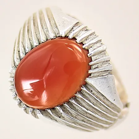 Ring med röd sten, stl: 20¼, bredd: 5,4-17,5mm, silver 925/1000 Vikt: 10 g