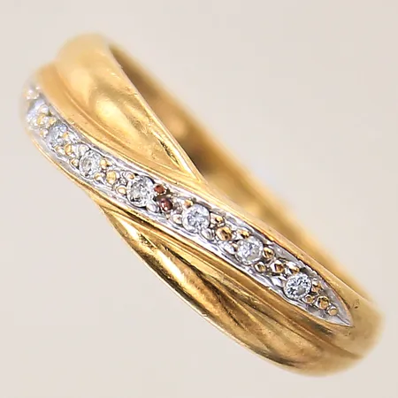 Ring med diamanter 7 x ca 0,01ct, stl: 17, bredd: 2-4,9mm, GFAB, 18K  Vikt: 2,1 g