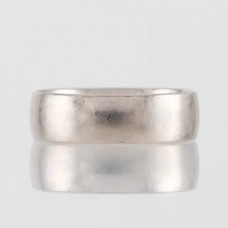 Ring vitguld med gravyr, slät, storlek 20 ½ mm, bredd 6.8 mm, 18k. Vikt: 9,1 g