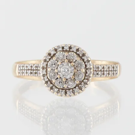 Ring med diamanter, Guldfynd AB, ojämn form, storlek 18 mm, bredd 2.1-9.5 mm, 18k. Vikt: 2,3 g
