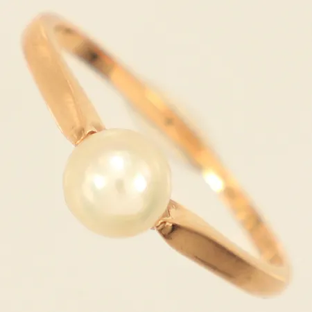 Ring med odlad pärla, stl 17¾, bredd 1,2-5,7mm, Ceson Guldvaru Ab Göteborg, 18K  Vikt: 2,3 g