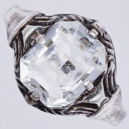 Ring med vit sten, stl: 17, bredd: ca 3-6mm, 830/1000 silver Vikt: 2,3 g