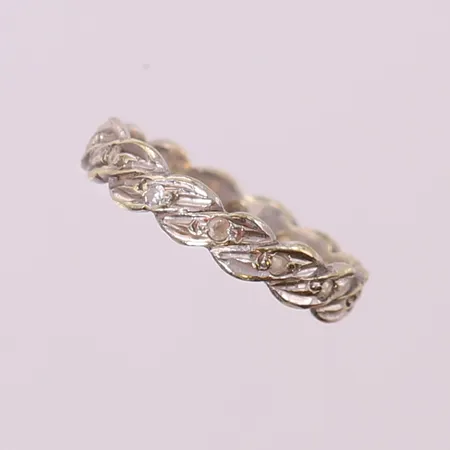 Ring med 8/8-slipade diamanter 14 x 0,01ct, stl: 16¾, bredd 4mm, diamanter med nagg/skador, vitguld 14K.  Vikt: 2,1 g