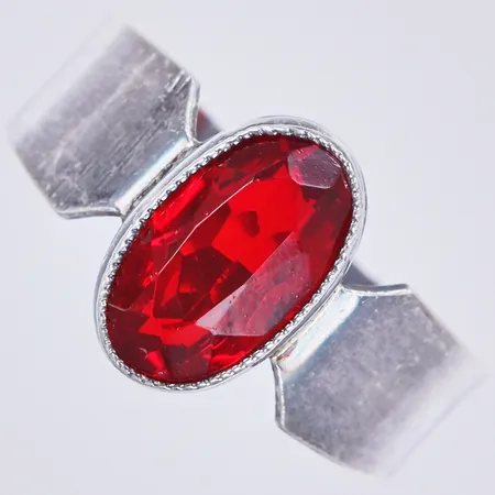 Ring med röd sten, stl: 16½, bredd: ca 4-8mm, 835/1000 silver Vikt: 1,8 g