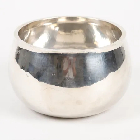 Ytterfoder, tillverkat av E.Löfman, 1978 Uppsala, nr. 2/10, höjd 12cm, Ø 17cm,  830/1000 Silver.  Vikt: 1151,6 g