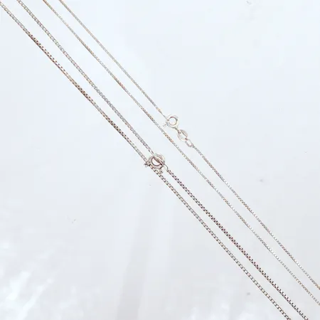 Ett par kedjor Venezia, längd 42cm, 40cm, defekta trasigt lås, ojämna, silver 835/1000 Vikt: 4,8 g