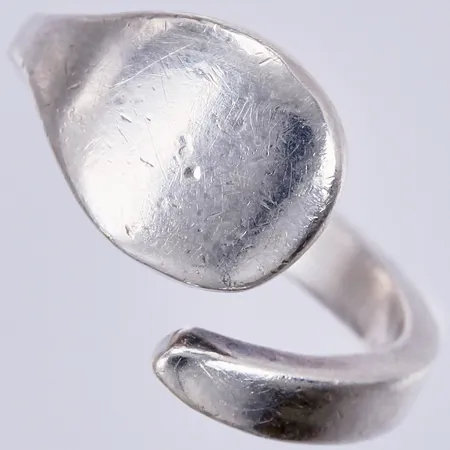 Ring, Tears Ring, Efva Attling, stl: 16¼, bredd: ca 3-13mm, 925/1000 silver  Vikt: 4,8 g