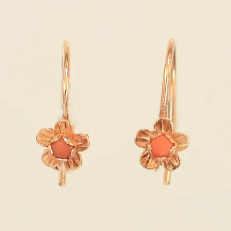 Ett par örhängen, blommor, längd 15,8mm, bredd 6,5mm, rosa stenar, slitna, 14K  Vikt: 1,3 g