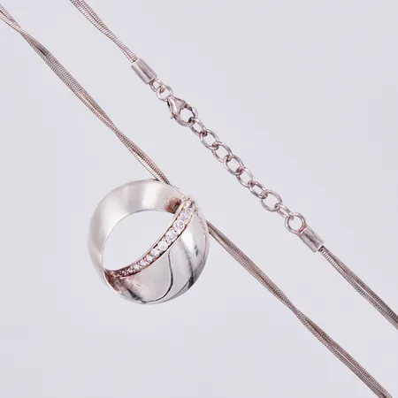Kedja, längd ca 45,5cm, bredd: ca 2mm, hänge med vita stenar, Ø 16mm, längd: 2,7cm, 925/1000 Vikt: 14,8 g