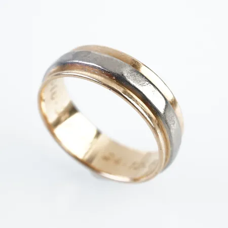 Ring, stl 19½(61), bredd 6,5mm, 18k, gravyr Vikt: 7,2 g