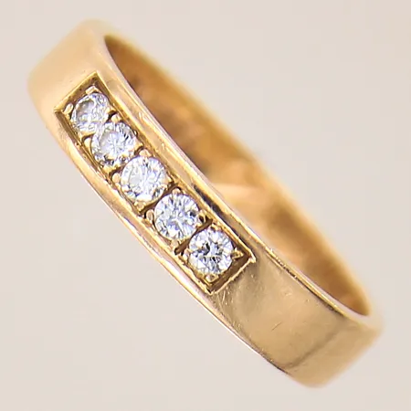 Ring med briljantslipade diamanter 0,15ctv TW/VS enligt gravyr, stl: 17, bredd: 3,9mm, gravyr, 18K  Vikt: 3,7 g