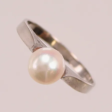 Ring, Ø17¾, odlad pärla ca 7mm, lagad med lim, 18K 3g.