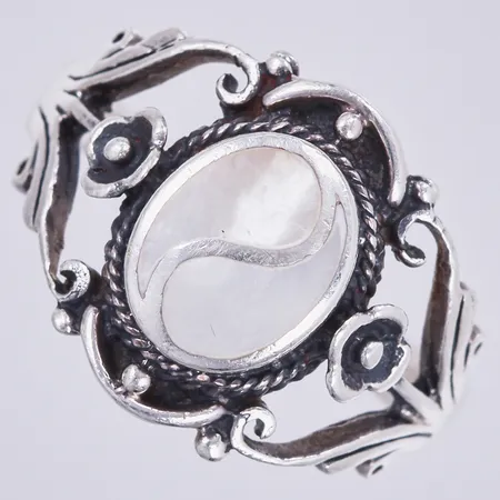 Ring med pärlemor, stl: 17½, bredd ca 2-15mm, silver Vikt: 4,2 g