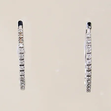 Ett par örhängen, creoler med diamanter 26xca0,01ct, ca Ø20-21mm, bredd: 1,4-1,6mm, vitguld, 18K  Vikt: 5 g