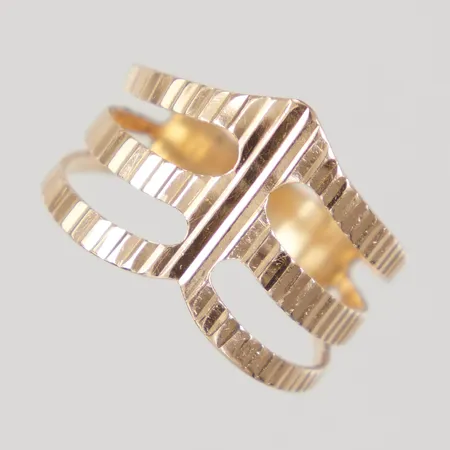 Ring stl 16¼, bredd 4-11mm, genombruten dekor, 18K Vikt: 1,9 g