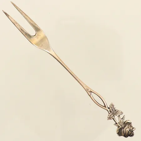 Sillgaffel, längd 12cm, modell rosen, finska stämplar, 830/1000 silver Vikt: 7,6 g