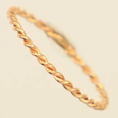 Ring tvinnad, stl 16½, bredd 1,1mm, något skev, 18K  Vikt: 0,6 g
