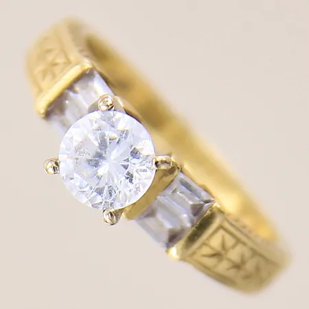 Ring med vita stenar, stl: 16¾, bredd: 2,2-5,5mm, 18K  Vikt: 4,2 g