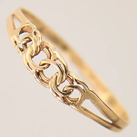 Ring Bismarck, stl: 19¼, bredd: 1,4-4,2mm, 18K  Vikt: 0,9 g