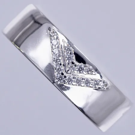 Ring med vita stenar, stl ca 20½, bredd ca 7mm, silver 925/1000 Vikt: 5,7 g
