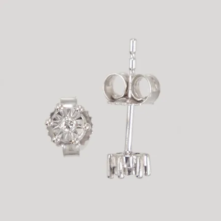 Ett par örhängen, åttkantsslipade diamanter 2x0,005ct, vitguld, 18K Vikt: 0,8 g