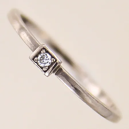 Ring med en diamant ca 0,02ct, stl: 16¾, bredd: 1,2-2,7mm, vitguld, 18K  Vikt: 1,7 g