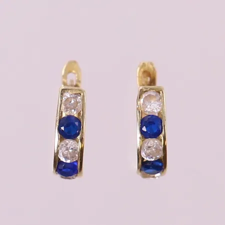 Ett par örhängen med blå och vita stenar, ca 10x3mm. 14K Vikt: 0,8 g
