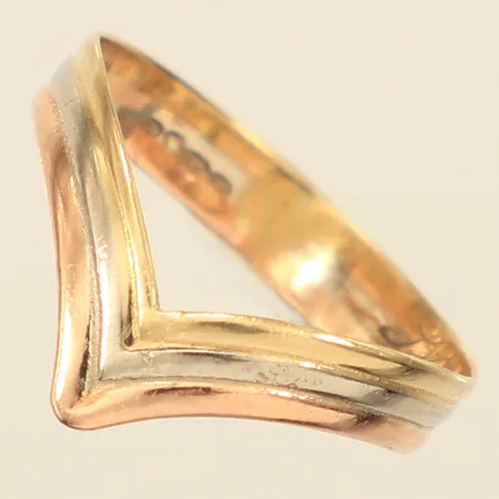 Ring trefärgad, stl 18¼, bredd 3,9-5,8mm, gravyr, 14K  Vikt: 1,4 g