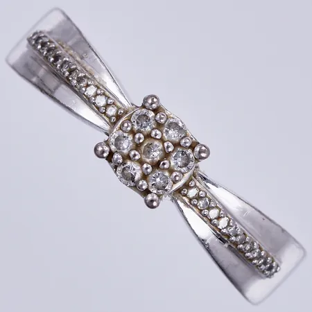 Ring med diamanter tot 0.15ctv enligt gravyr, vitguld, stl:18, bredd: ca 2-5mm, 18K Vikt: 3,3 g