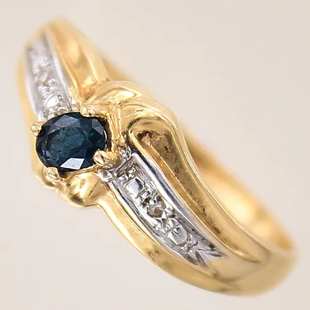 Ring med diamanter 2 x ca 0,005ct samt troligen syntetisk blå safir, stl: 17¼, bredd: 1,7-7,5mm, skev skena, vitguldsdetaljer, 18K  Vikt: 2,7 g
