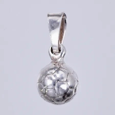 Hänge, fotboll, längd. ca 1,5cm, Ø 7mm, SGP, 925/1000 silver Vikt: 2,2 g