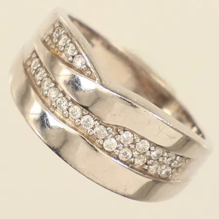 Ring vita stenar, stl 19, bredd 10mm, 925/1000 silver  Vikt: 5,4 g