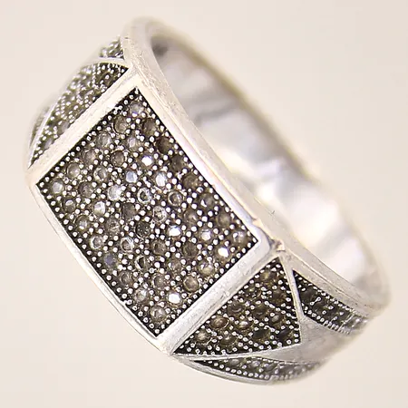 Ring med vita stenar, stl: 20, bredd: 3,9-10,4mm, skev skena, silver 925/1000 Vikt: 5,9 g