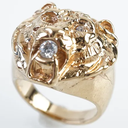 Ring m vita stenar, stl 19(59), bredd 22mm, 18k, en sten saknas Vikt: 26,3 g