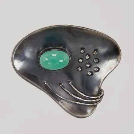 Brosch med grön sten, 44x40mm, 925/1000 silver,  Vikt: 8,3 g