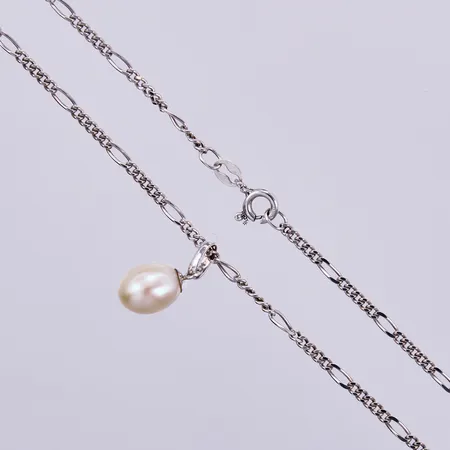 Kedja längd ca 42,5cm, bredd ca 2mm, hänge med odlad pärla ca 10x8mm, silver Vikt: 5,4 g