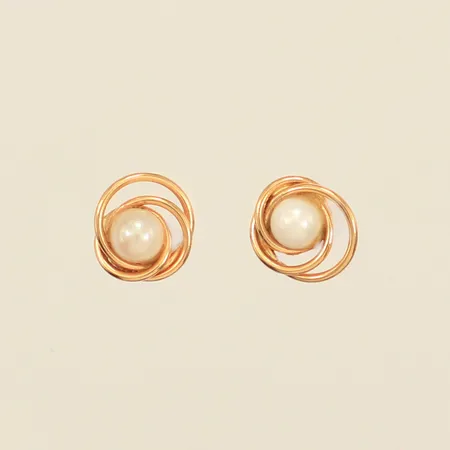 Ett par örhängen, pärlor, Ø7,5mm, saknar snurrebussar, 18K  Vikt: 0,9 g