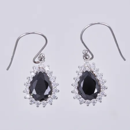 Ett par örhängen med stenar, längd ca 3cm, bredd ca 1-11mm, GHA 925/1000 silver Vikt: 5,5 g