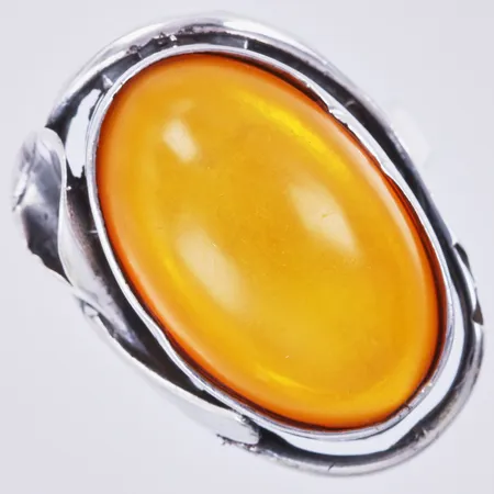 Ring med bärnsten, stl: 17 ¼, bredd ca 3-25mm, stämplad 925/1000 silver Vikt: 6,6 g