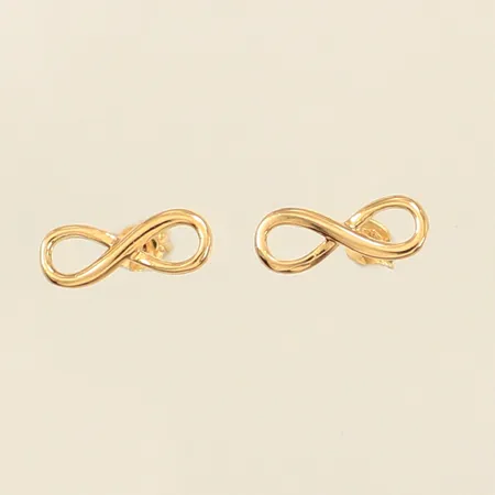 Ett par örhängen evighetstecken, längd 4,4mm, bredd 12mm, något skeva stift, 18K  Vikt: 0,9 g
