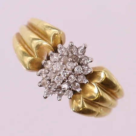 Ring med 8/8-slipade diamanter 25 x 0,01ct, stl: 17½, bredd 2-11mm, 18K.  Vikt: 6,2 g