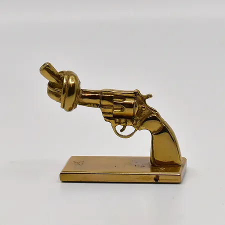Skulptur, Carl Fredrik Reuterswärd, Non Violence Peace Symbol, längd ca 7cm, höjd 4,5cm, mässing, Skultuna 1607