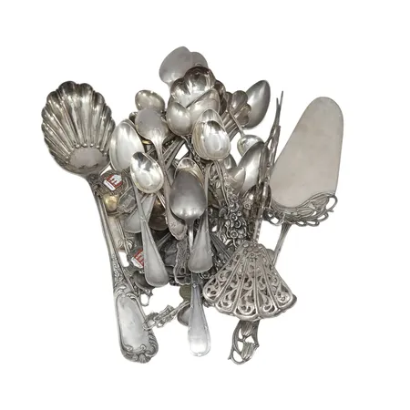 Parti silverbestick 830/1000, 2 medaljer 925/1000, totalvikt cirka 610g Vikt: 610 g Skickas med postpaket.